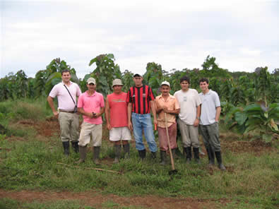 Trabajadores de ecobosques en plantaci�n de Teca